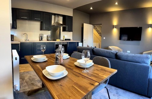 Loughborough Apartment | Spacious 2BR Duplex near Loughborough University Sleeps 6