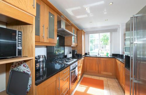 Hanger Hill Apartment | Spacious 2BR Ealing Flat w Garden - Pass the Keys