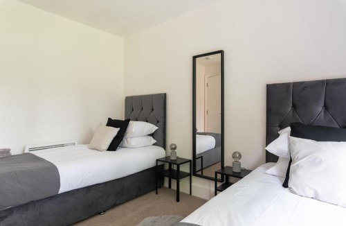 Crawley Apartment | Spacious 2BR Flat - 2 Free Parking Spaces - Near LGW Airport