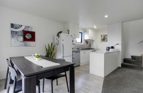 Grafton Apartment | Spacious 2BR Garage 1 Stop on train to Eden Park