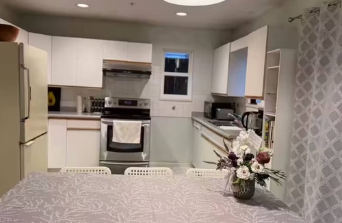 Killarney House | Spacious 2BR Ground-Level Suite Near Kingsway Central Park & Metrotown 🌿