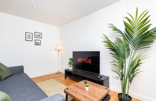 Peterhead Apartment | Spacious 2BR Ground Floor Sleeps 5 Near Peterhead Harbour FREE Parking Fast WiFi
