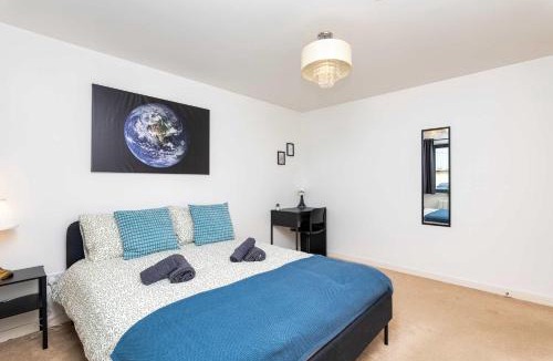 Peterhead Apartment | Spacious 2BR Ground Floor Sleeps 5 Near Peterhead Harbour FREE Parking Fast WiFi