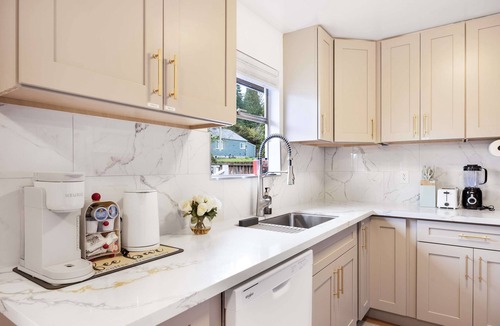 Cedar Heights House | Spacious 2BR Home, Near UW, Parks & Station