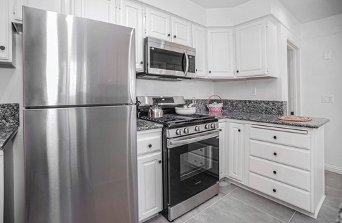 Sawtelle House | Spacious 2BR House by Santa Monica Beach – Front & Back Yard