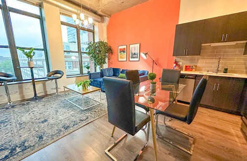 Near South Side Hotel | Spacious 2BR in Chicago Near McCormick Sleeps 8