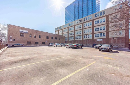 Near South Side Hotel | Spacious 2BR in Chicago Near McCormick Sleeps 8
