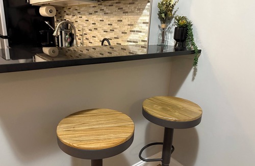 Midtown West Apartment | Spacious 2BR in Hell’s Kitchen, Walk to Times Square & Broadway Sleeps 12