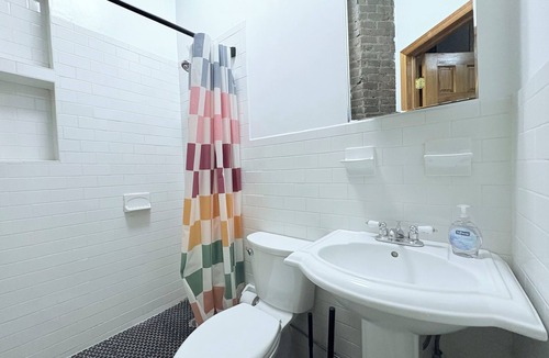 Midtown West Apartment | Spacious 2BR in Hell’s Kitchen, Walk to Times Square & Broadway Sleeps 12