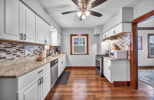 Shaker Heights Apartment | Spacious 2BR Near Cleveland Clinic Balcony, Office, Full Kitchen, Parking