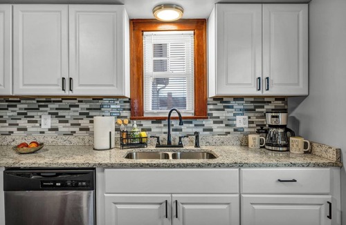 Shaker Heights Apartment | Spacious 2BR Near Cleveland Clinic Balcony, Office, Full Kitchen, Parking