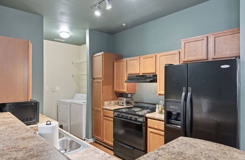 Arcadia Apartment | Spacious 2BR Retreat | King Beds | Pool & 24/7 Gym