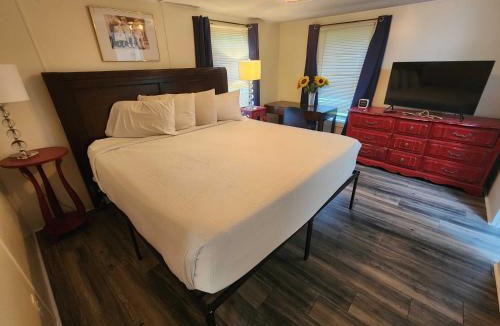 Longs House | Spacious 2BR Retreat-10 minutes to the Beach! Pet Friendly!