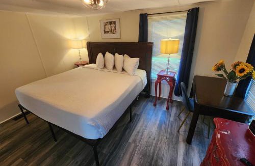 Longs House | Spacious 2BR Retreat-10 minutes to the Beach! Pet Friendly!
