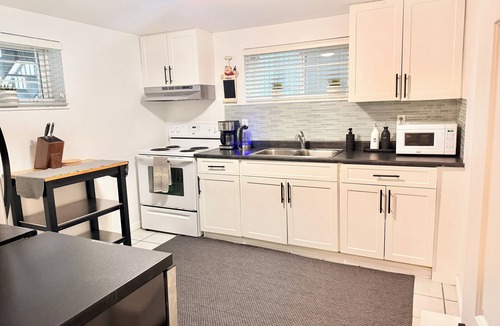 Hastings House | Spacious 2BR Suite Near Downtown