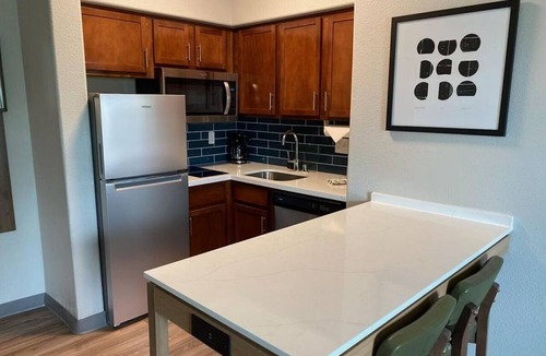 Glendale Sports and Entertainment District Apartment | Spacious 2BR Suite | Pool, Hot Tub & Hot Breakfast