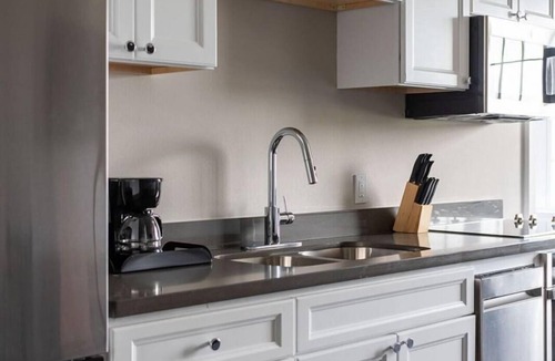 New Orleans Hotel | Spacious 2BR Suite Near Bourbon Street Excitement