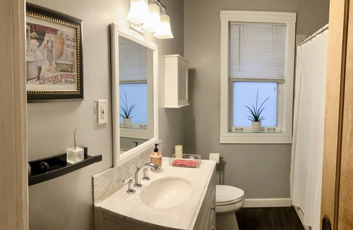 Rogers Park Apartment | Spacious 2BR, this hidden gem combines vintage allure with urban flair!