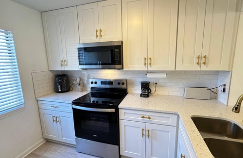 Southside House | Spacious 2BR Townhome with Private Baths