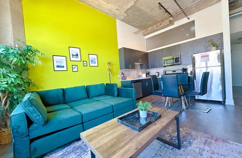 Near South Side House | Spacious 2BR Unit with Skyline View Near McCormick Place & Soldier Field