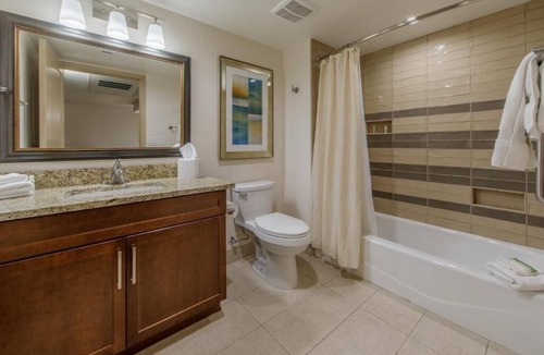 North Scottsdale Hotel | Spacious 2BR Villa Perfect For Family Stay | Outdoor Pools and Free Parking