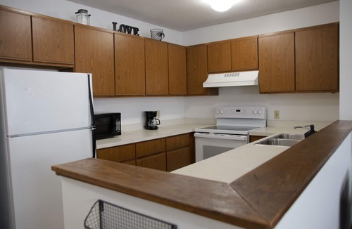 Akron Apartment | Spacious 2BR Walk to Summa Near Akron Hospitals/UA