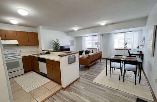 Akron Apartment | Spacious 2BR Walk to Summa Near Akron Hospitals/UA