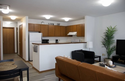 Akron Apartment | Spacious 2BR Walk to Summa Near Akron Hospitals/UA
