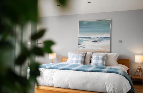 Canbury House | Spacious 3 Bed House Kingston upon Thames Sleeps 6 - By Roost Accommodation