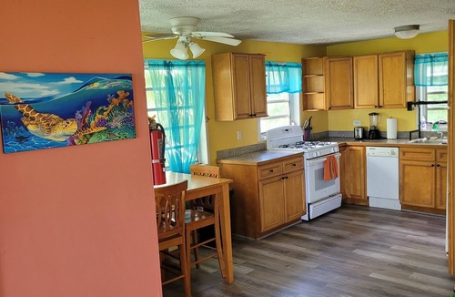 Estate Beeston Hill Apartment | spacious 3 bd, 2 ba. nwsh/dry onsite - AC - stable Wi-Fi - full kitchen