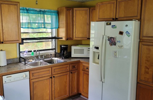 Estate Beeston Hill Apartment | spacious 3 bd, 2 ba. nwsh/dry onsite - AC - stable Wi-Fi - full kitchen