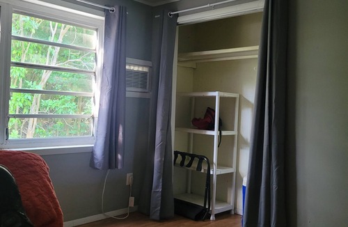 Estate Beeston Hill Apartment | spacious 3 bd, 2 ba. nwsh/dry onsite - AC - stable Wi-Fi - full kitchen