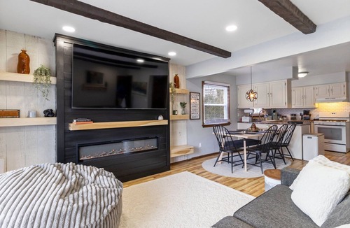 Colgate House | Spacious 3-BD Townhouse W/PKG 25M From Airport