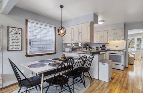 Colgate House | Spacious 3-BD Townhouse W/PKG 25M From Airport