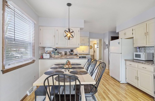 Colgate House | Spacious 3-BD Townhouse W/PKG 25M From Airport
