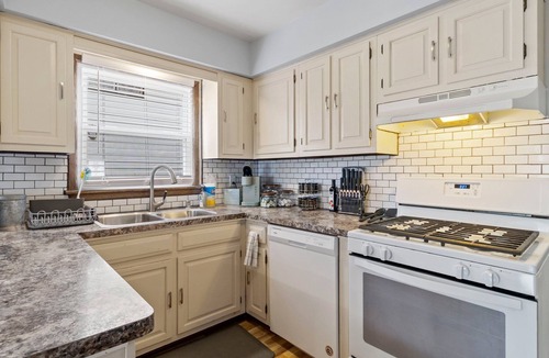 Colgate House | Spacious 3-BD Townhouse W/PKG 25M From Airport