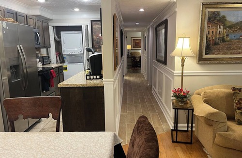 Athens Condo | Spacious 3 bed 2 bath condo close to Memorial Park, Five-points, & UGA in Athens