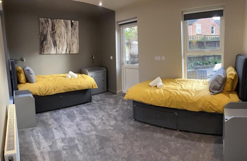 Loughborough Apartment | Spacious 3 Bed Apartment Sleeps 8 Parking Garden in Loughborough
