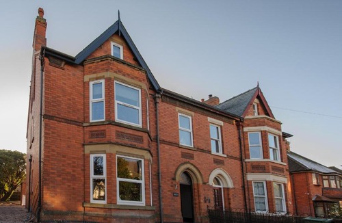 Loughborough Apartment | Spacious 3 Bed Apartment Sleeps 8 Parking Garden in Loughborough