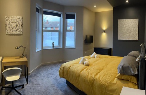 Loughborough Apartment | Spacious 3 Bed Apartment Sleeps 8 Parking Garden in Loughborough
