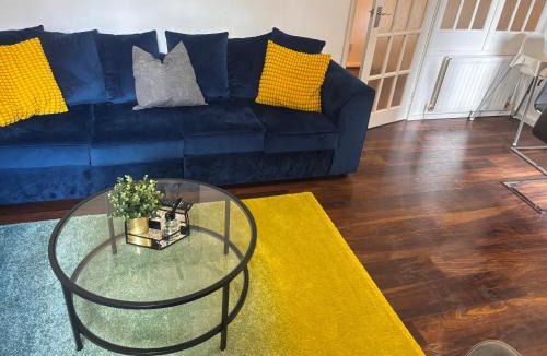 Edgbaston Apartment | Spacious 3-bed apartment close to Birmingham City with free parking with Netflix contractor stays welcome