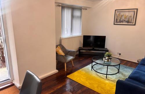 Edgbaston Apartment | Spacious 3-bed apartment close to Birmingham City with free parking with Netflix contractor stays welcome