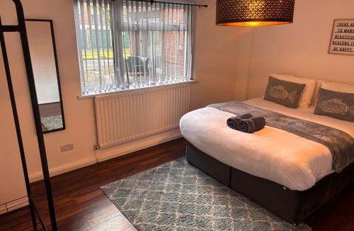 Edgbaston Apartment | Spacious 3-bed apartment close to Birmingham City with free parking with Netflix contractor stays welcome