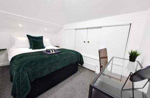 Watford Apartment | SPACIOUS 3 Bed APARTMENT, EN-SUITES, NEAR TRAIN STATION!