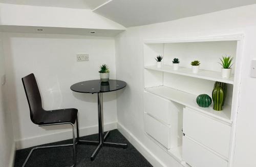 Watford Apartment | SPACIOUS 3 Bed APARTMENT, EN-SUITES, NEAR TRAIN STATION!