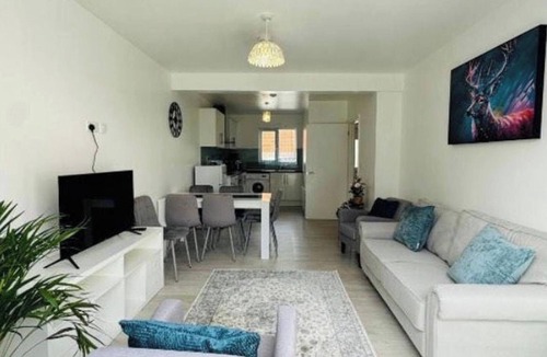 Cribbs Causeway House | Spacious 3 bed bungalow In Southmead