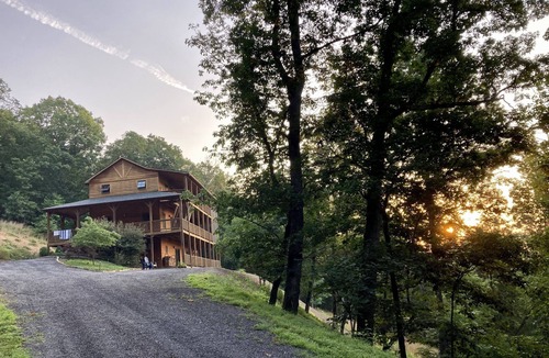 Baker House | Spacious 3 bed cabin with gorgeous valley views!