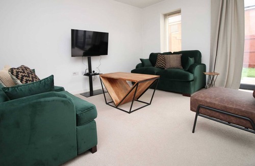 Cathays House | Spacious 3 Bed close to Cardiff City by Mia Living