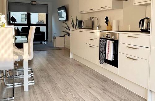 Bushey Apartment | Spacious 3 bed Duplex Apartment - 18 mins from Central London - sleeps 8