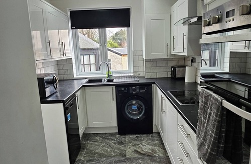 Barnehurst House | Spacious 3 Bed House | WiFi | En-suite | Garden | On-site Free Parking(2 cars)